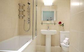 Hotel Churchill House  3*